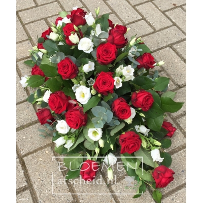 Rood wit rouwarrangement van rode rozen en witte bloemen in ovale vorm